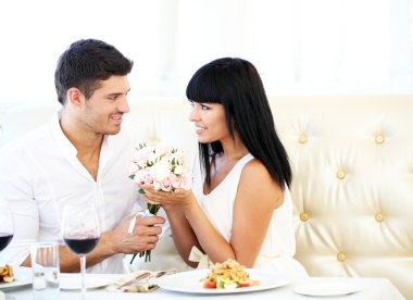 güzel çift romantik akşam yemeği restoranda