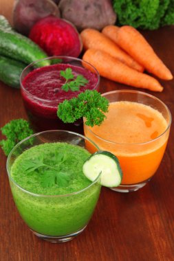 Tablo yakın çekim üzerinde taze sebze suları