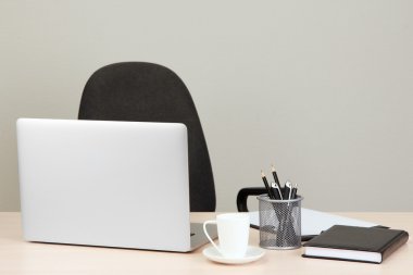 Bilgisayarlı ofis işyeri, kapat