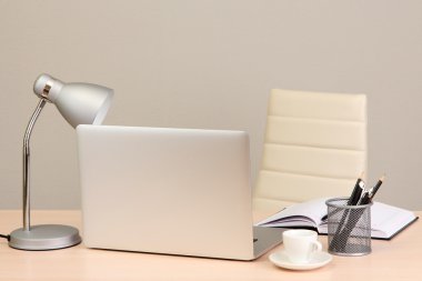 Bilgisayarlı ofis işyeri, kapat