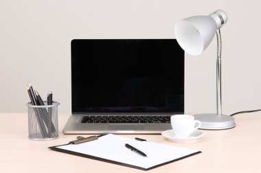 Bilgisayarlı ofis işyeri, kapat