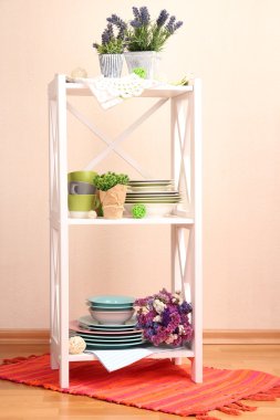sofra ve dekor, renkli duvar zemin üzerine ile güzel beyaz raflar