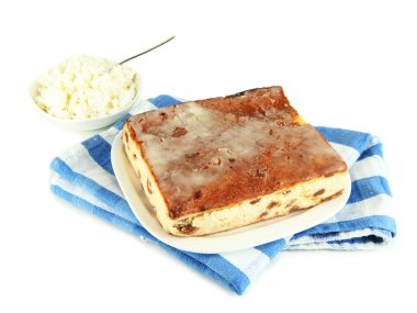 peynirli güveç plaka üzerinde beyaz izole peçete üzerine üzümlü