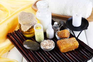 yağlar ve ahşap masa yakın çekim bal bal ve süt spa