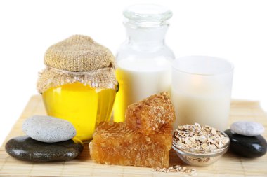 yağlar ve üzerinde beyaz izole bal bal ve süt spa