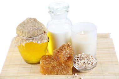 yağlar ve üzerinde beyaz izole bal bal ve süt spa