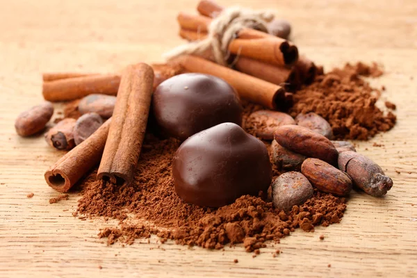 Skład czekolady słodycze, kakao i przyprawy na drewniane tła — Zdjęcie stockowe