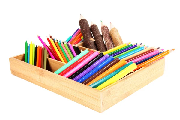 Různé tužky v dřevěné bedně, izolované na bílém — Stock fotografie