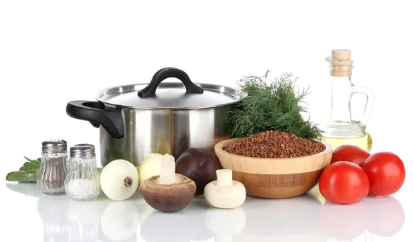 Ingrediënten voor het koken van boekweit geïsoleerd op wit — Stockfoto