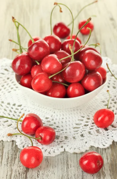 Вишневі ягоди на дерев'яному столі крупним планом — стокове фото