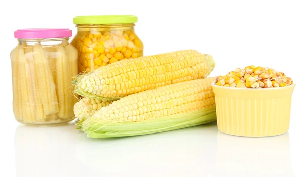 Čerstvá kukuřice zeleniny izolované na bílém — Stock fotografie