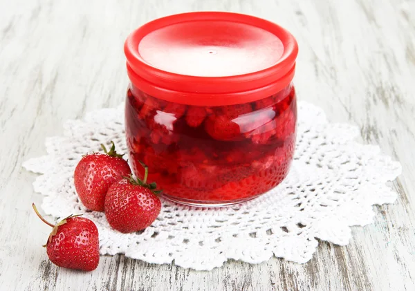 Huisgemaakte berry jam op houten tafel — Stockfoto