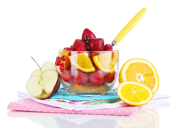 Nyttig fruktsallad i glas cup isolerad på vit — Stockfoto