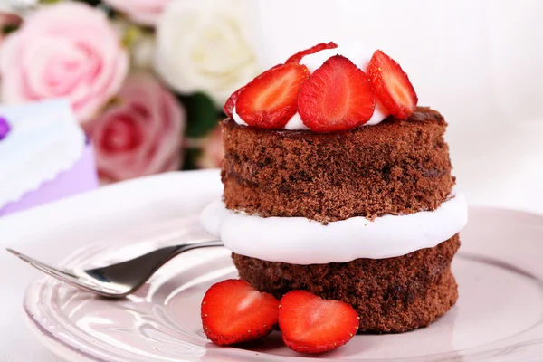 Schokoladenkuchen mit Erdbeere auf dem Tisch in Großaufnahme — Stockfoto