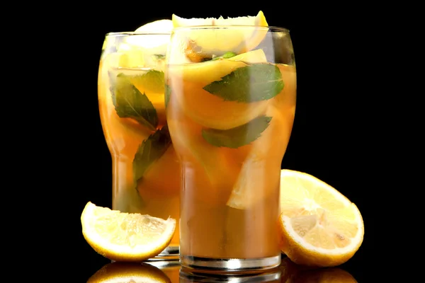 Chá gelado com limão e hortelã no fundo preto — Fotografia de Stock