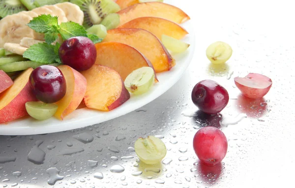 Surtido de frutas en rodajas en plato con gotas — Foto de Stock