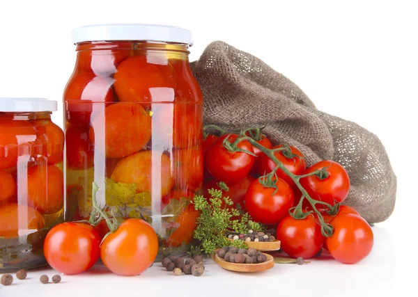 Sabrosos tomates enlatados y frescos, aislados en blanco —  Fotos de Stock