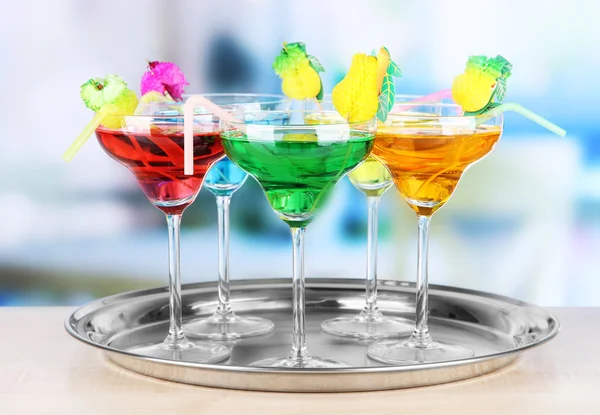 Verschillende cocktails op lichte achtergrond — Stockfoto