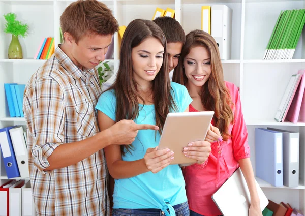 Grupo de jóvenes estudiantes felices y hermosos en la habitación — Foto de Stock