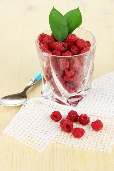 Ripe raspberries in glass on wooden table close-up — Stock Photo, Image