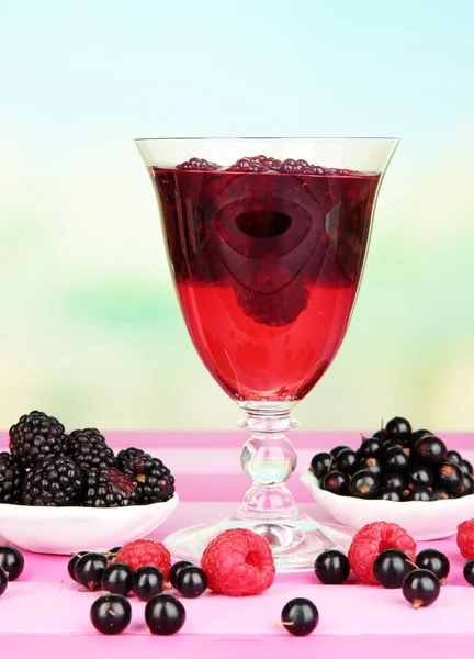 Jelly with fresh berries on pink wooden table — Stock Photo, Image