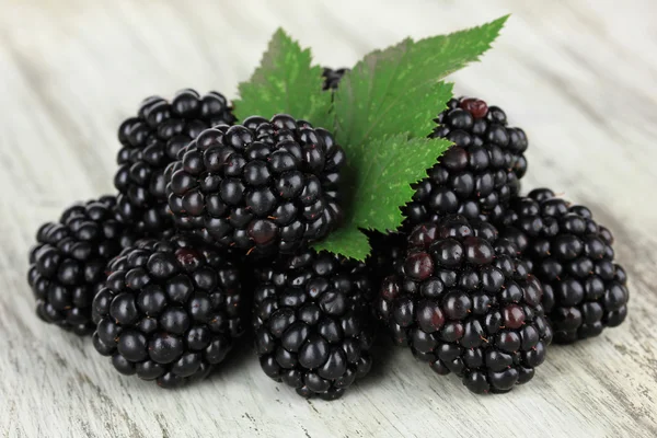 Süße Brombeeren auf dem Tisch aus nächster Nähe — Stockfoto