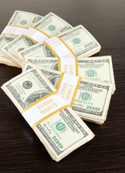 Montones de dinero en la mesa de madera — Foto de Stock