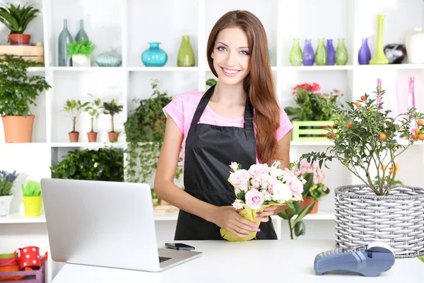 Hermosa floristería chica con flores en la tienda de flores —  Fotos de Stock