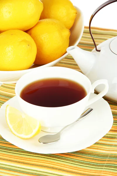 Tazza di tè con primo piano al limone — Foto Stock