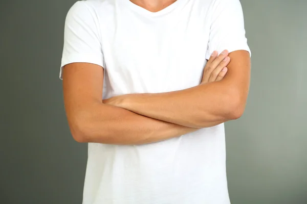 T-shirt op jonge man, op de grijze achtergrond — Stockfoto