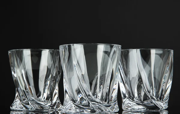 Пустые стаканы, изолированные на черном — стоковое фото