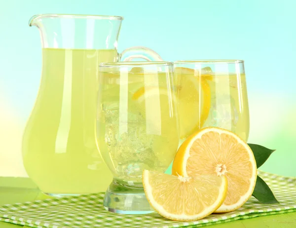 Deliciosa limonada na mesa em fundo azul claro — Fotografia de Stock