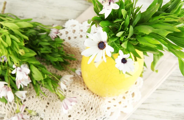 Ramillete de hermosas flores de verano en jarrón de color, sobre fondo de mesa de madera —  Fotos de Stock
