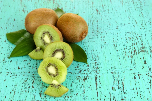 Kiwi mûr sur table en bois bleu close-up — Photo