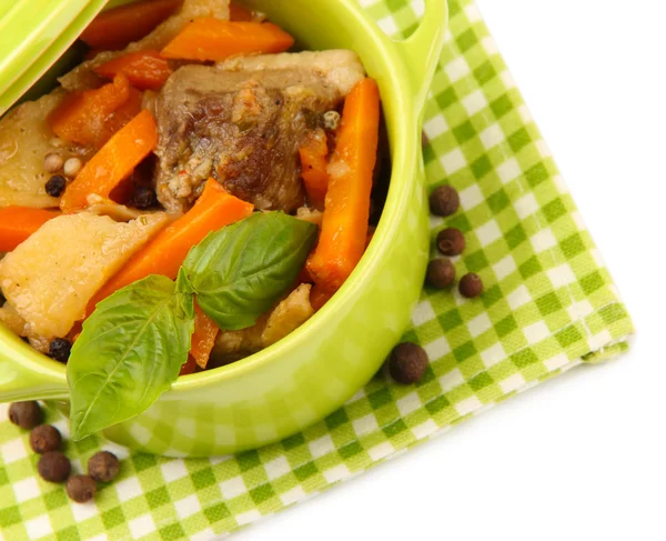 Fríe la carne de res casera con verduras en una sartén de color, aislada en blanco —  Fotos de Stock