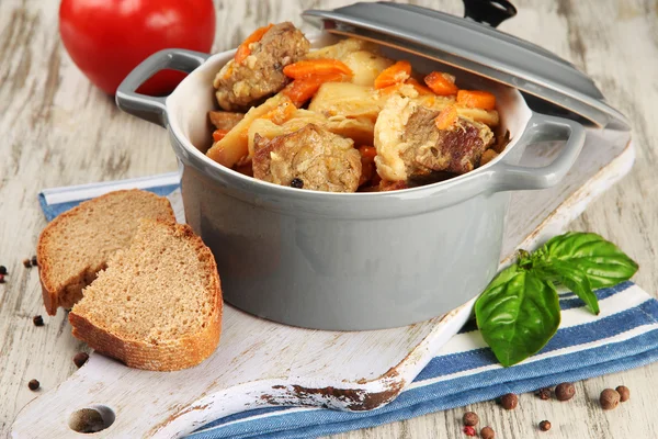 Homemade beef stir fry with vegetables in color pan, on wooden background — Stock Photo, Image