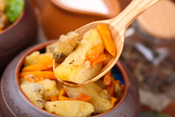 Fríe la carne de res casera con verduras en macetas sobre fondo de madera — Foto de Stock