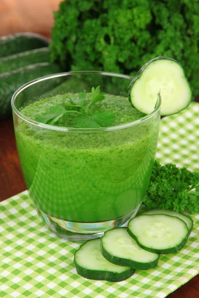 Jus de légumes verts sur table close-up — Photo