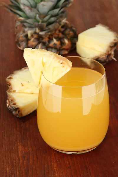 Vynikající Ananasová šťáva v tabulce detail — Stock fotografie