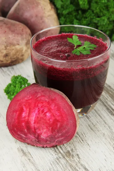 Succo fresco di barbabietole sul tavolo primo piano — Foto Stock