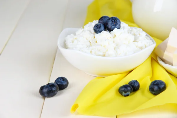 Fresh cottage cheese with blueberry on wooden table close-up — Stock Photo, Image