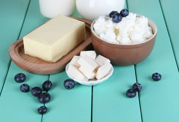 Frische Milchprodukte mit Blaubeeren auf Holztisch in Großaufnahme — Stockfoto