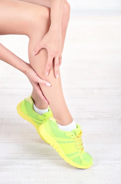 Menina com pé dolorido isolado no branco — Fotografia de Stock
