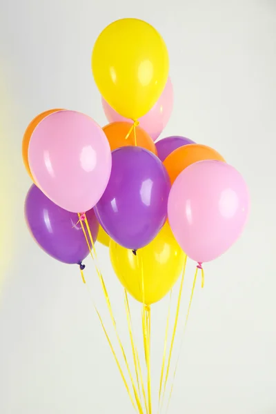 Цветные воздушные шары на цветном фоне — стоковое фото