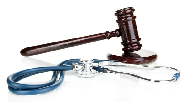 Conceito de direito da medicina. Gavel e estetoscópio isolados em branco — Fotografia de Stock