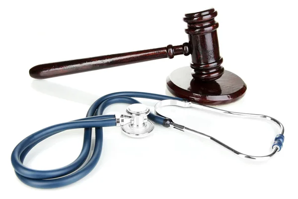 Conceito de direito da medicina. Gavel e estetoscópio isolados em branco — Fotografia de Stock