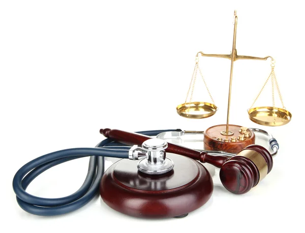 Conceito de direito da medicina. Gavel, escamas e estetoscópio isolado em branco — Fotografia de Stock