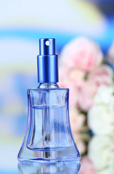 Perempuan parfum dalam indah botol dan bunga — Stok Foto