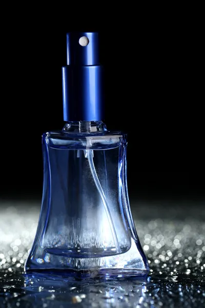 Perempuan parfum dalam botol yang indah pada latar belakang gelap — Stok Foto