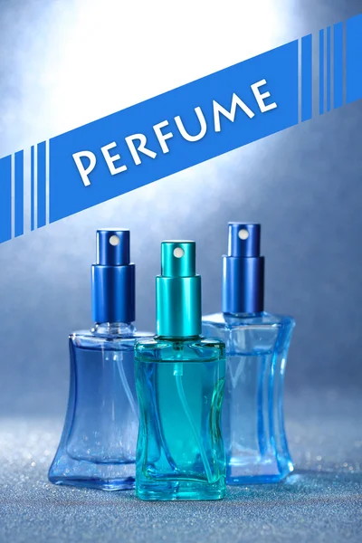 Perfumy kobiety w pięknych butelkach na jasnym tle — Zdjęcie stockowe